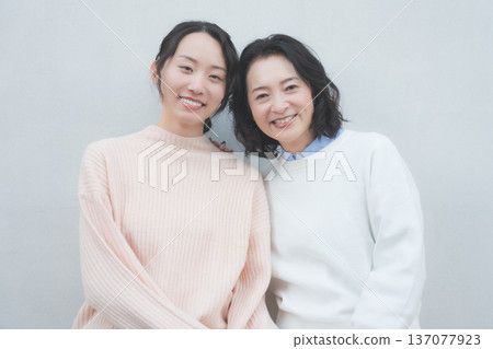 復古風格的肖像畫，描繪了一對親密的母女 137077923