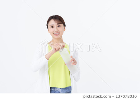 穿著健身服的年輕女子 穿著健身服的年輕女子 137078030