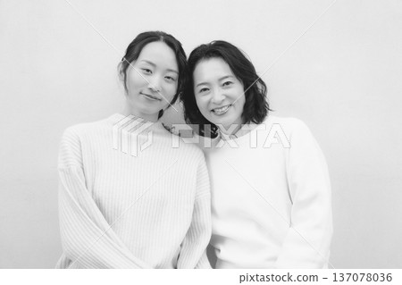 母女親密的黑白肖像 137078036