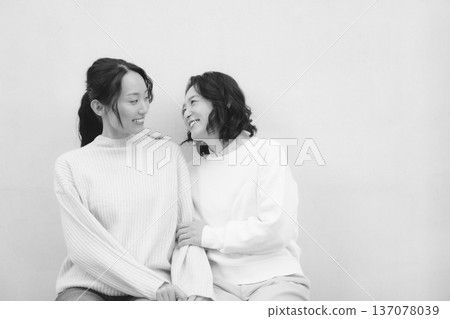 Monochrome portrait of a close mother and daughter Monochrome portrait of a close mother and daughter 137078039