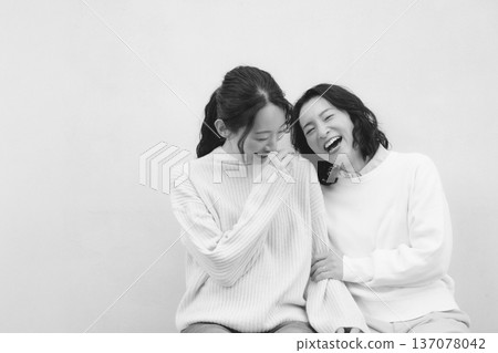 Monochrome portrait of a close mother and daughter Monochrome portrait of a close mother and daughter 137078042