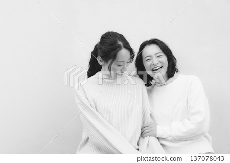 Monochrome portrait of a close mother and daughter 137078043