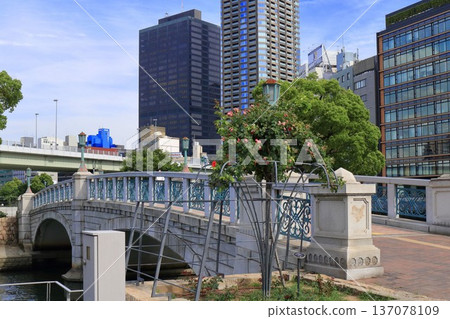 Barazono Bridge in Nakanoshima Park Barazono Bridge in Nakanoshima Park 137078109