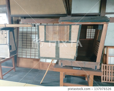 復古街景:兵庫縣龍野市三町室津民俗博物館內陳列著舊工具、籃子、轎子以及昔日富裕魚販的故居「脇本陣」。 復古街景:兵庫縣龍野市三町室津民俗博物館內陳列著舊工具、籃子、轎子以及昔日富裕魚販的故居「脇本陣」。 137078326