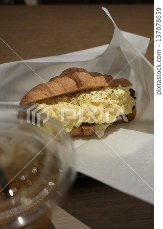 餐桌上的可頌 餐桌上的可頌 137078659