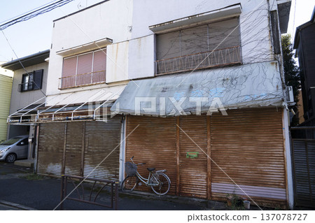 購物區一家關門的理髮店 137078727