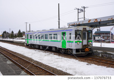 由仁站的 Kiha 150 柴油火車（JR 北海道） 137078733