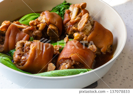 常滷豬腳搭配新鮮青菜 常滷豬腳搭配新鮮青菜 137078833