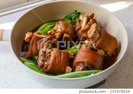 常滷豬腳搭配新鮮青菜 137078834