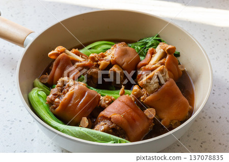 常滷豬腳搭配新鮮青菜 常滷豬腳搭配新鮮青菜 137078835