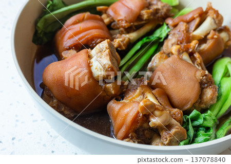 常滷豬腳搭配新鮮青菜 常滷豬腳搭配新鮮青菜 137078840