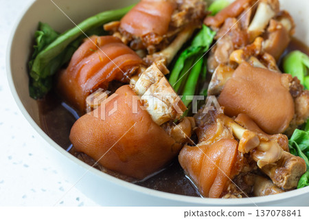 常滷豬腳搭配新鮮青菜 137078841