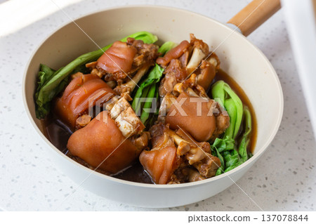 常滷豬腳搭配新鮮青菜 137078844