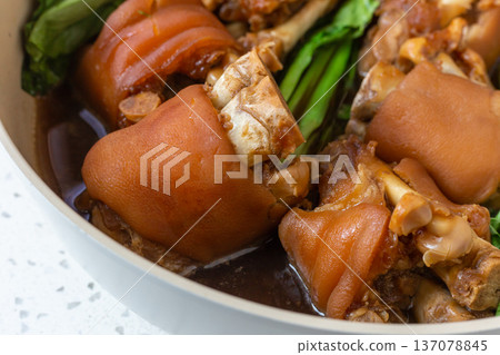 常滷豬腳搭配新鮮青菜 常滷豬腳搭配新鮮青菜 137078845