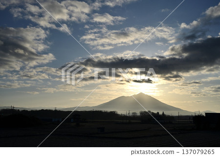 Mt. Tsukuba stained in the morning sun 137079265