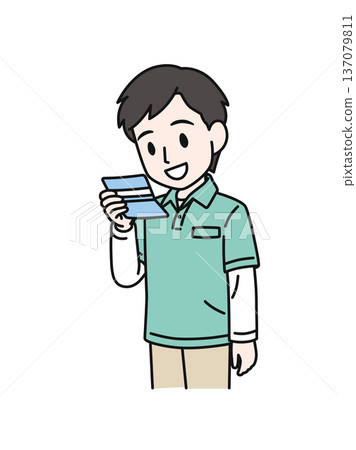圖解素材：一位身穿polo衫的男性護理員正在查看他的銀行帳簿 137079811
