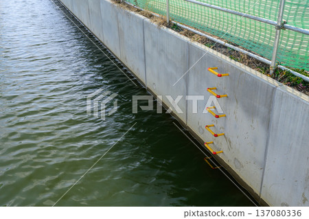 水道整治工程期間的水流 水道整治工程期間的水流 137080336