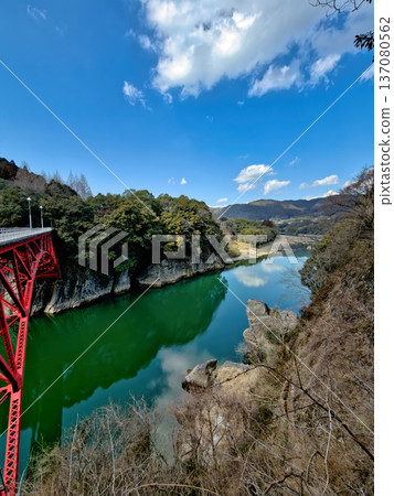 岐阜縣八百津町蒼水峽上的紅色橋樑及其在水中的倒影 岐阜縣八百津町蒼水峽上的紅色橋樑及其在水中的倒影 137080562