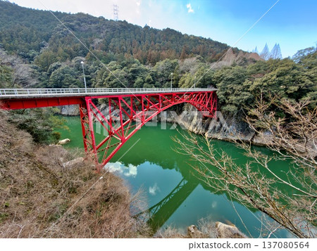 岐阜縣八百津町蒼水峽上的紅色橋樑及其在水中的倒影 岐阜縣八百津町蒼水峽上的紅色橋樑及其在水中的倒影 137080564