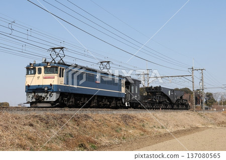 由EF65型電力機車牽引的超大型貨運列車 由EF65型電力機車牽引的超大型貨運列車 137080565
