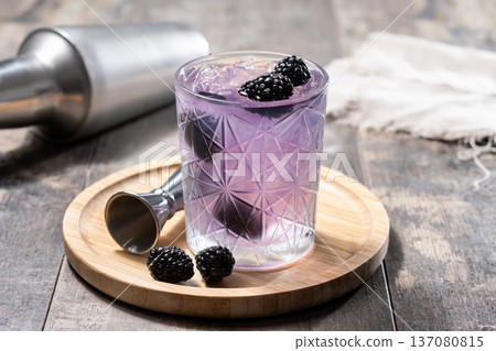 Bramble cocktail with blackberries and crushed Ice. 137080815