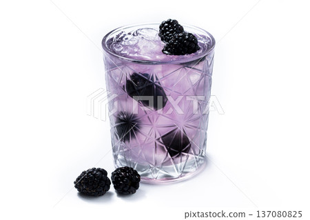 Bramble cocktail with blackberries and crushed Ice. 137080825
