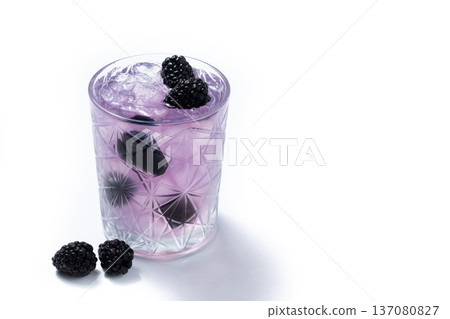 Bramble cocktail with blackberries and crushed Ice. 137080827