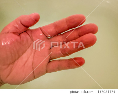 沐浴時放鬆的雙手照片 沐浴時放鬆的雙手照片 137081174