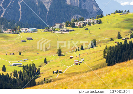 Sassolungo, Alpe di Siusi, Dolomites, Italy Sassolungo, Alpe di Siusi, Dolomites, Italy 137081204