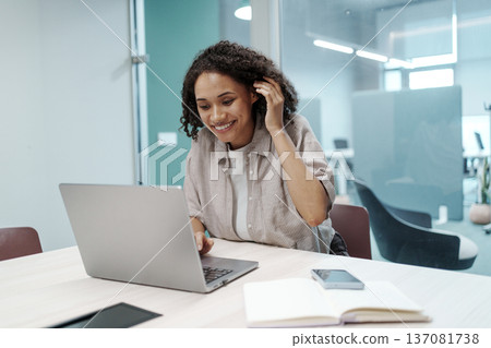 Lady Managing Client Inquiries Calmly. Female Specialist Addressing Customer Concerns With Composure Lady Managing Client Inquiries Calmly. Female Specialist Addressing Customer Concerns With Composure 137081738