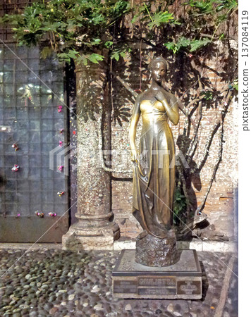 Juliet statue of a stone statue Juliet statue of a stone statue 137084119