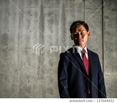 西裝男混凝土背景 西裝男混凝土背景 137084832
