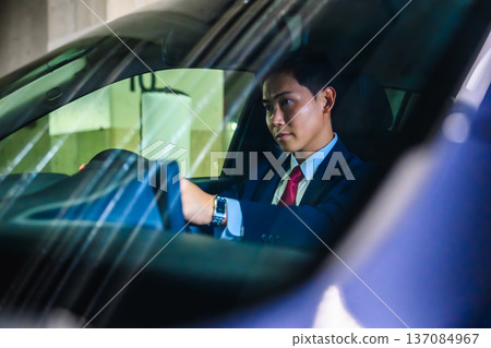 一名男子從車內向外張望 一名男子從車內向外張望 137084967