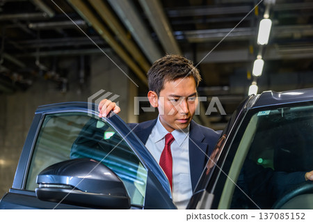 西裝革履的男人打開車門 西裝革履的男人打開車門 137085152