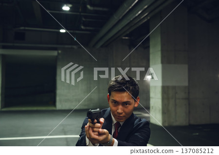 在停車場持槍 137085212