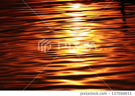 夕陽染紅的水面 137088651