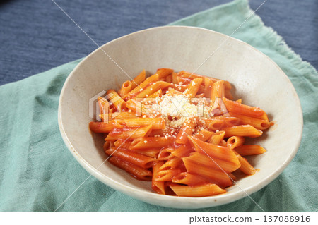 Penne with tomato sauce 137088916