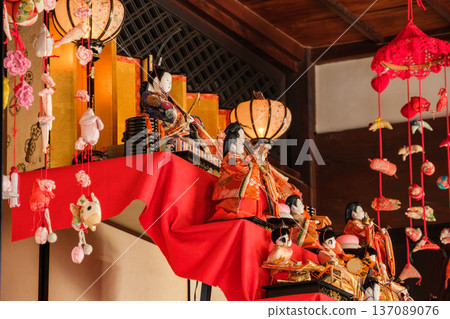 Lanterns and Hina dolls Lanterns and Hina dolls 137089076