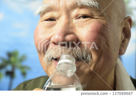 An elderly person hydrating to prevent heatstroke 137089087