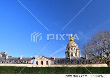 The moon in the blue sky and the Dome of the Invalides, Paris, photographed on February 25, 2026 The moon in the blue sky and the Dome of the Invalides, Paris, photographed on February 25, 2026 137089262
