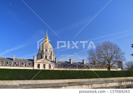 The moon in the blue sky and the Dome of the Invalides, Paris, photographed on February 25, 2026 The moon in the blue sky and the Dome of the Invalides, Paris, photographed on February 25, 2026 137089263