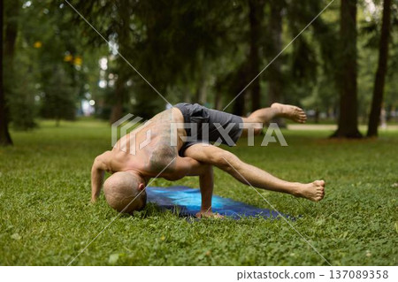 Athletic individual demonstrates shoulder and hip stability Athletic individual demonstrates shoulder and hip stability 137089358