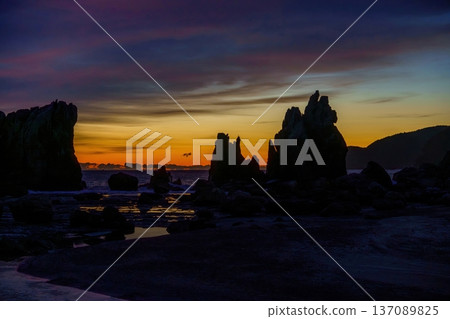 清晨的陽光灑在橋龜岩上，構成了一幅奇幻的景象。 137089825