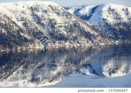 殘留的雪山倒映在湖面上 殘留的雪山倒映在湖面上 137090847