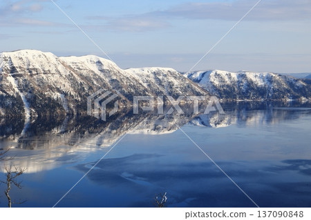 在湖表面反射的山 在湖表面反射的山 137090848