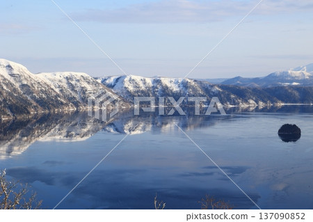 湖面上倒映著世界 湖面上倒映著世界 137090852