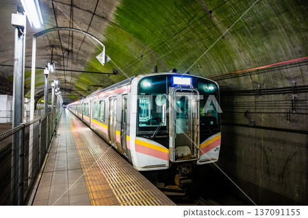 Joetsu Line Toge Station - Trains stopping at the underground platform on the outbound line 137091155
