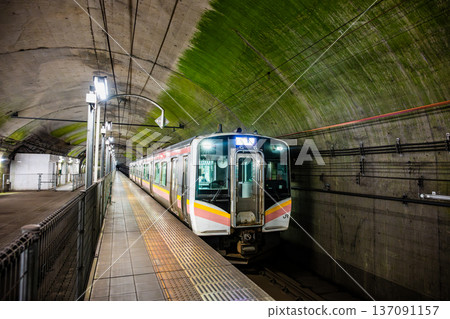 Joetsu Line Toge Station - Trains stopping at the underground platform on the outbound line Joetsu Line Toge Station - Trains stopping at the underground platform on the outbound line 137091157