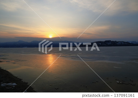 冰凍的湖面 137091161