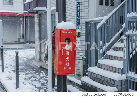 被雪覆蓋的滅火器箱 - 冬季居民區 137091406
